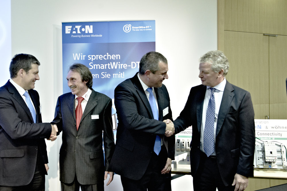 Nouveaux partenaires commerciaux d’Eaton pour SmartWire-DT : Hilscher et Wöhner signent un accord de coopération au Salon SPS/IPC/DRIVES 2011.